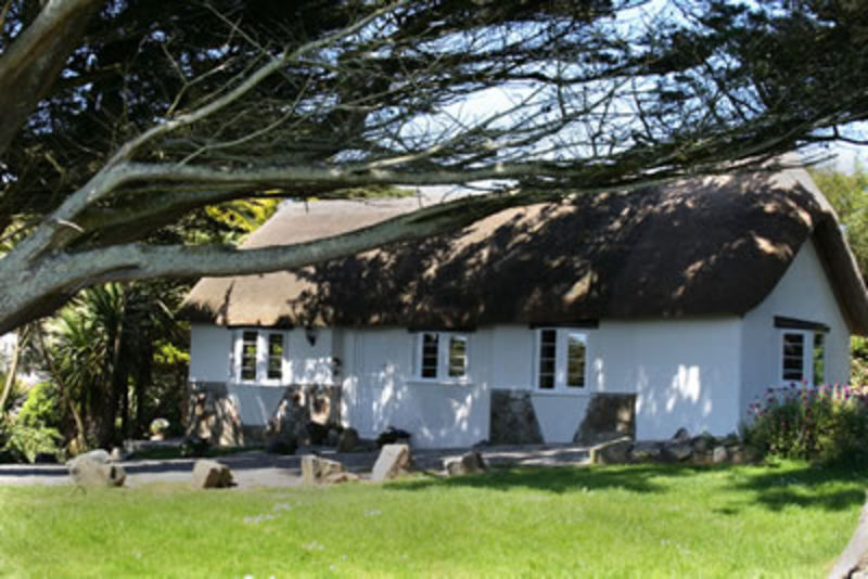 Cornwall Seaside Cottages Overlooking The Beach And Sea Seaside